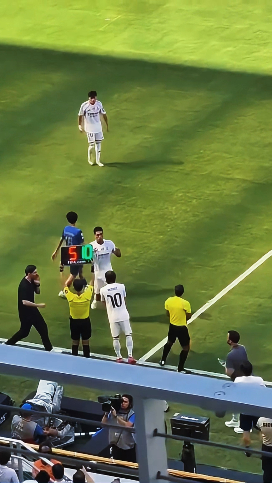 火博在线入口 -关于皇家马德里训练开放日，今晚战术微调引欢呼，欧超杯在即，赛季目标并未改变的信息